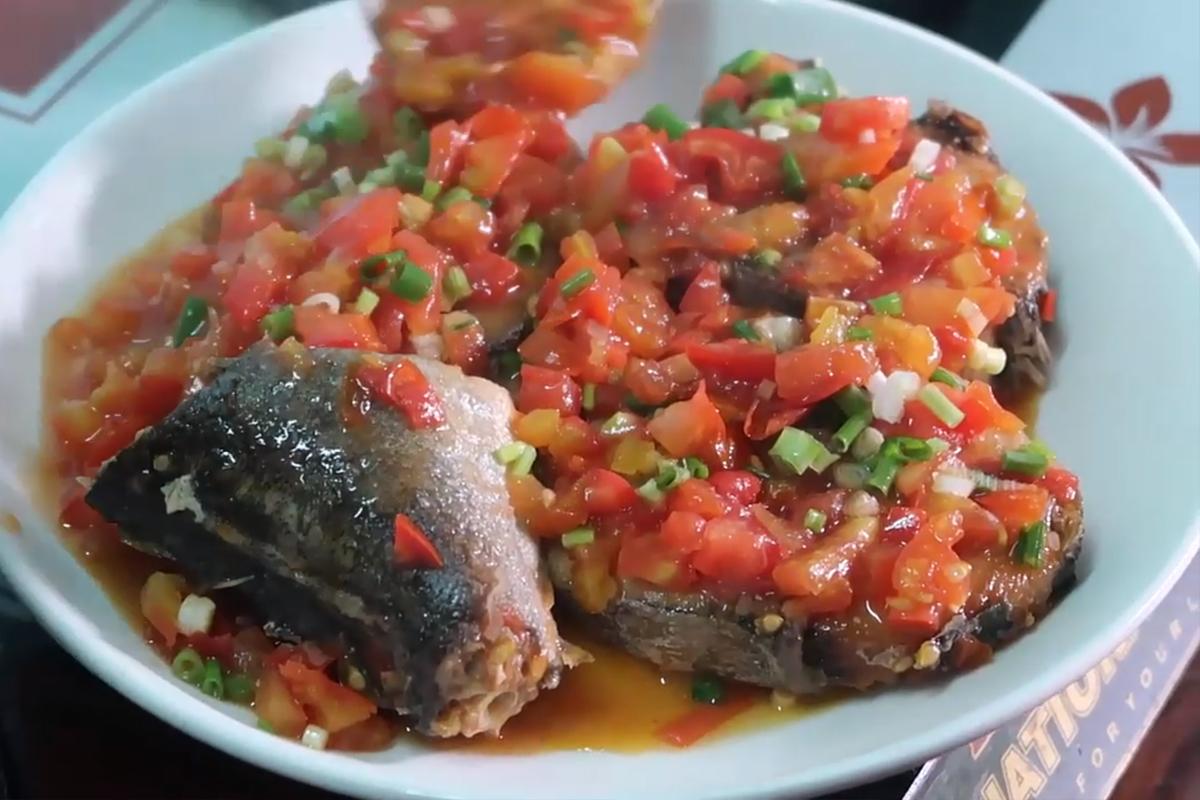 Hướng dẫn cách nấu món cá ngừ đại dương sốt cà chua hấp dẫn