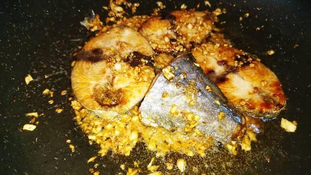 Bí kíp nấu món cá ngừ đại dương chiên mắm tỏi siêu ngon